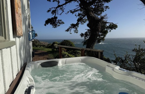 Gualala House | Oceanfront 1+ Bedroom Coastal Retreat with hot tub