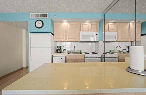 Northeast Virginia Beach Condo | Oceanfront 1BR | King Bed & Private Balcony