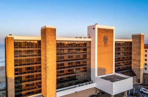 Northeast Virginia Beach Condo | Oceanfront 1BR | King Bed & Private Balcony