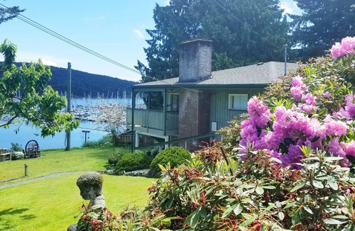 North Oyster House | Oceanfront 2 Bedroom, 1 bath home with great views.n
