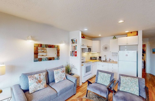 Neskowin House | Oceanfront 2nd floor condo with ocean views balcony and seasonal beach access
