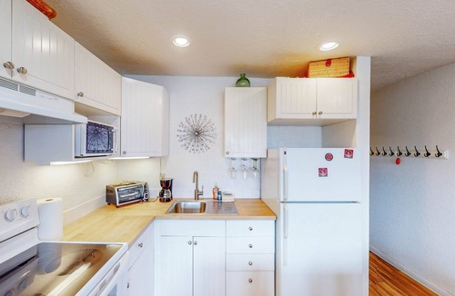 Neskowin House | Oceanfront 2nd floor condo with ocean views balcony and seasonal beach access