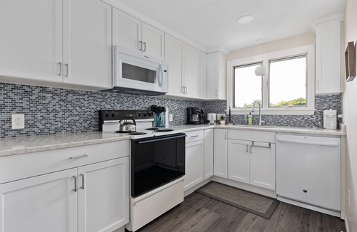 Hyannis Condo | Oceanfront 3BD-A/C, Private Balcony, Association Beach & Pool