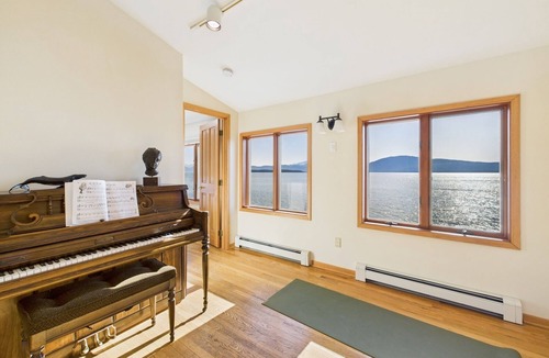 Juneau Villa | Oceanfront | 7BR w/Firepit, King Beds & Whales
