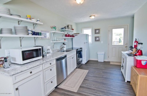 Emerald Isle House | OCEANFRONT - 8BR, SLEEPS 20, BEACH ACCESS, HOT TUB
