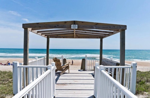 Emerald Isle House | OCEANFRONT - 8BR, SLEEPS 20, BEACH ACCESS, HOT TUB