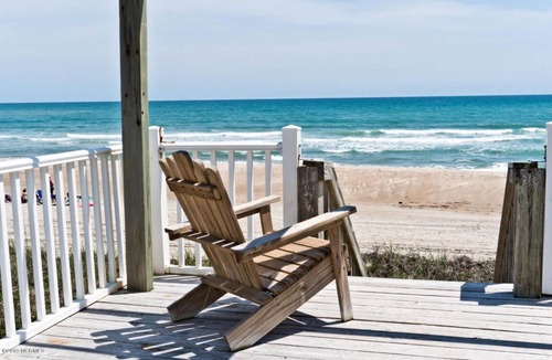 Emerald Isle House | OCEANFRONT - 8BR, SLEEPS 20, BEACH ACCESS, HOT TUB