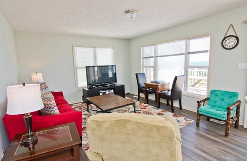 Emerald Isle House | OCEANFRONT - 8BR, SLEEPS 20, BEACH ACCESS, HOT TUB