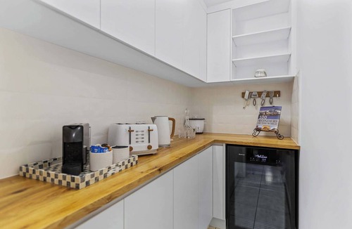 Cairns North Apartment | Oceanfront Apartment w/Pool & BBQ - Central Cairns