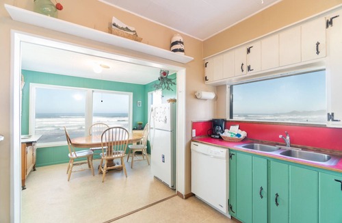 Newport House | Oceanfront beach cabin, enjoy beach views and the deck at this pet friendly home