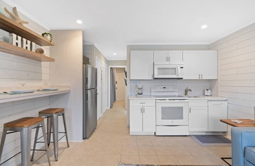 Hilton Head Island Villa | Oceanfront Condo - Rare King Bed + Bikes & Walk to Coligny