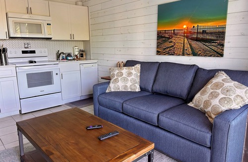 Hilton Head Island Villa | Oceanfront Condo - Rare King Bed + Bikes & Walk to Coligny