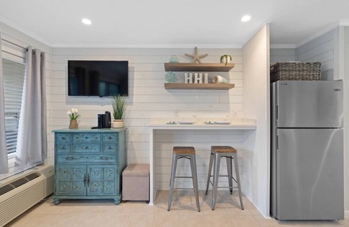 Hilton Head Island Villa | Oceanfront Condo - Rare King Bed + Bikes & Walk to Coligny