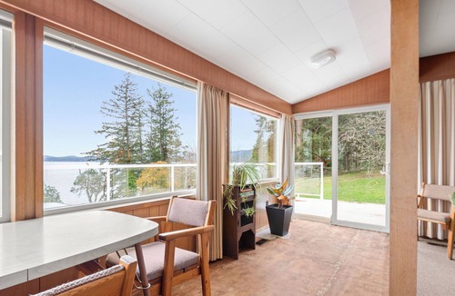 Bamberton Cottage | Oceanfront Cabin in Millbay close to Brentwood College and Millbay Village