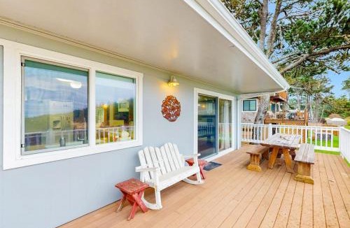 Klipsan Beach House | Oceanfront charmer with wood fireplace games & scenic deck - dog-friendly