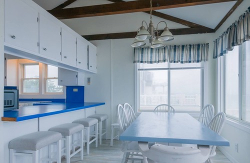 East Sandwich Cottage | OCEANFRONT Classic beach cottage on Spring Hill Beach with great views and AC!