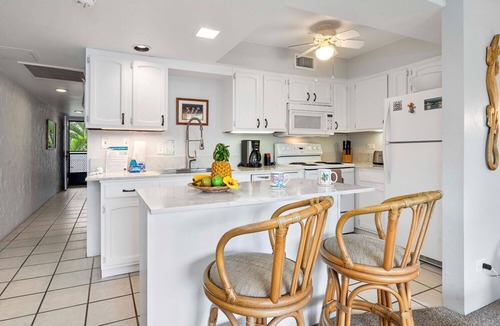 Kailua-Kona Condo | Oceanfront Complex - No Stairs - AC - Wifi - Vrkcv