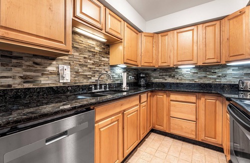 Kailua-Kona Condo | Oceanfront Complex - Updated Ground-floor Condo w/AC & 2 Pools - Vrkcv