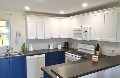 Patricks Island Condo | Oceanfront Condo + Pool + 2 Mins To Beach! Centrally Located, Quiet, Sea Views!