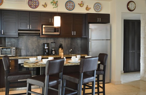 Downtown Condo | OceanFront condo, private hot tub, washer dryer ! Minutes walk to restaurants.