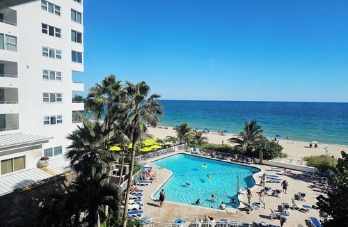 Galt Mile Condo | Oceanfront Condo at Ocean Manor, beachfront w/kitchenette