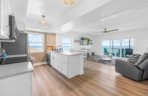 South Patrick Shores Condo | Oceanfront condo w/balcony & rocket launch views