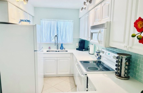 Juno Beach Condo | Oceanfront Condo 2Bed2Ba Heated Pool & Hot Tub Walk out to sand, sea, sunshine.