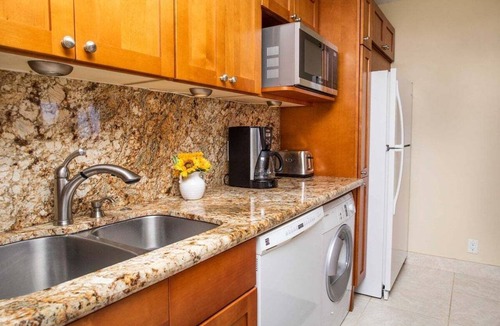 Kahana Condo | OceanFront Condo w New AC Stunning Views Pool-Valley Isle 601