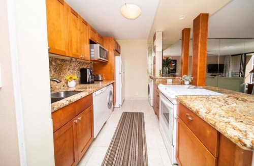 Kahana Condo | OceanFront Condo w New AC Stunning Views Pool-Valley Isle 601