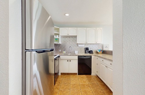 Kapaa Condo | Oceanfront condo with pool, hot tub, sauna, tennis, BBQ, putting green, & lanai