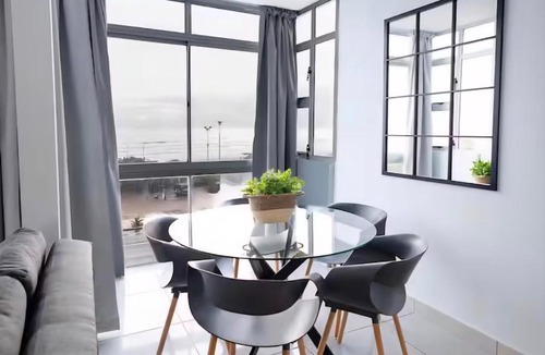 Strand Apartment | Oceanfront Elegance