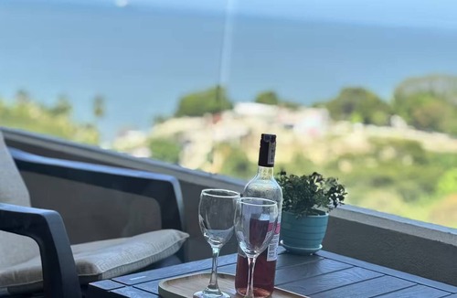 Papare Apartment | Oceanfront escape, pools, hot tubs & private beach and restaurant. Resort Vibe