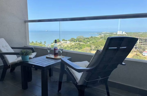 Papare Apartment | Oceanfront escape, pools, hot tubs & private beach and restaurant. Resort Vibe