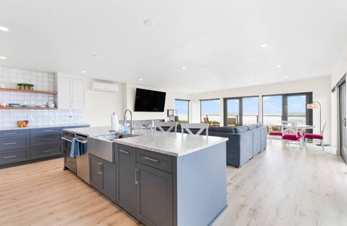 Rockaway Beach House | Oceanfront Getaway w/Stunning Views & Soaking Tub