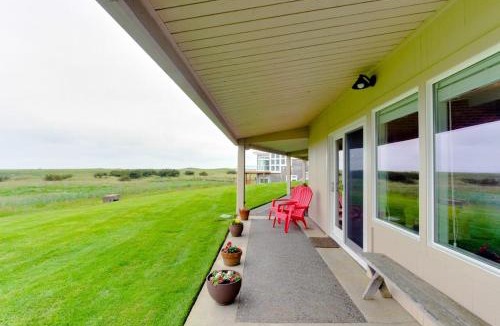 Gearhart House | Oceanfront getaway close to Gearhart Golf Links no pets