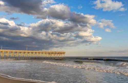 Myrtle Beach Apartment | *OCEANFRONT GETAWAY - FRESH RENO*KING Bed*Pools*H62
