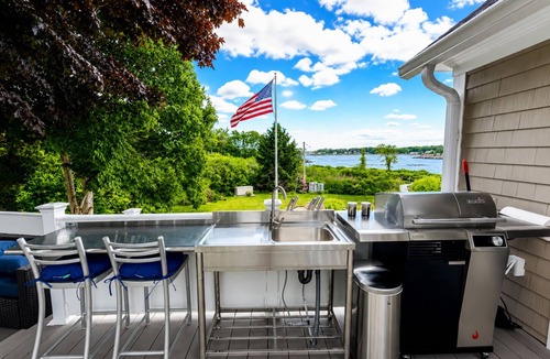 Cape Neddick Cottage | Oceanfront getaway, private boardwalk steps to Cape Neddick Beach
