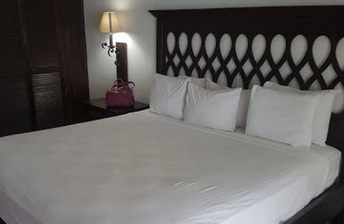 El Batey Hotel | Oceanfront guest-friendly resort in central Sosua, Cable TV/Wi-Fi/Pool/Parking