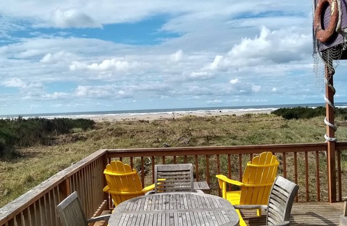 Grayland House | OCEANFRONT Home - Beach Path - Fantastic Views - Large Deck - Fire Pit - Dogs OK