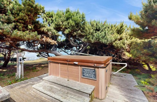 Fort Bragg House | Oceanfront Home - Stunning Views & Private Hot Tub
