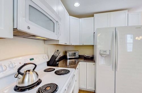 Boothbay Harbor House | Oceanfront home on Lobster Cove with deck & shared firepit - walk to town