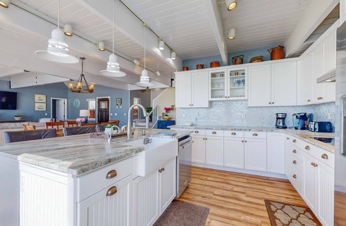South Beach House | Oceanfront Home with Private Hot Tub, Deck Grill & Uninterrupted Pacific Views