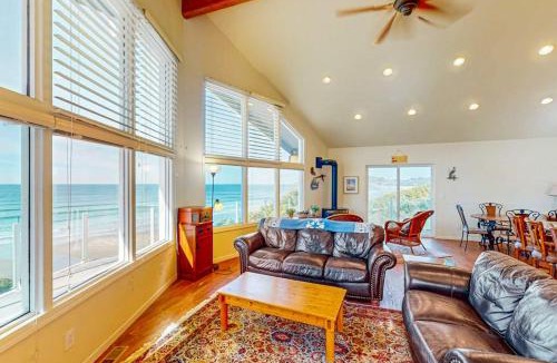 Newport House | Oceanfront home with easy beach access and great location in town