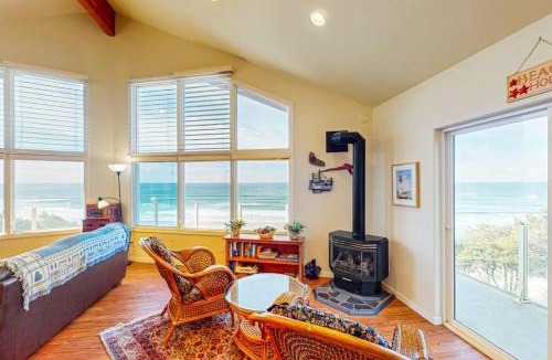 Newport House | Oceanfront home with easy beach access and great location in town