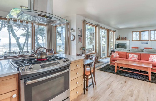 Lincoln Beach House | Oceanfront Home with Hot Tub