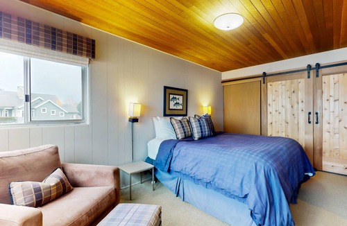 Freeland House | Oceanfront home with ocean views, beach access, large deck, fireplace, & W/D