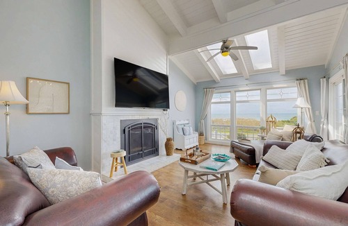 Fort Bragg House | Oceanfront Home with Hot Tub, Beach Access, Deck