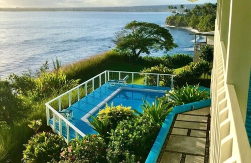 Paukaa House | Oceanfront in Hilo Hale Kai Suites Heritage Room - Queen Bed, Private Bath