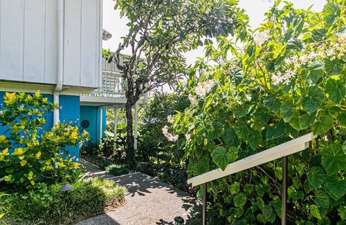 Paukaa House | Oceanfront in Hilo Hale Kai Suites Heritage Room - Queen Bed, Private Bath