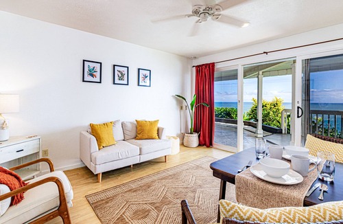 Paukaa House | Oceanfront in Hilo Hale Kai Suites- Pele Suite - King Bed, Living Room, Bath
